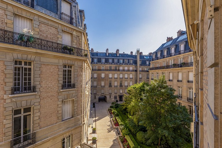 Par011 - Exceptional Apartment – Avenue Montaigne