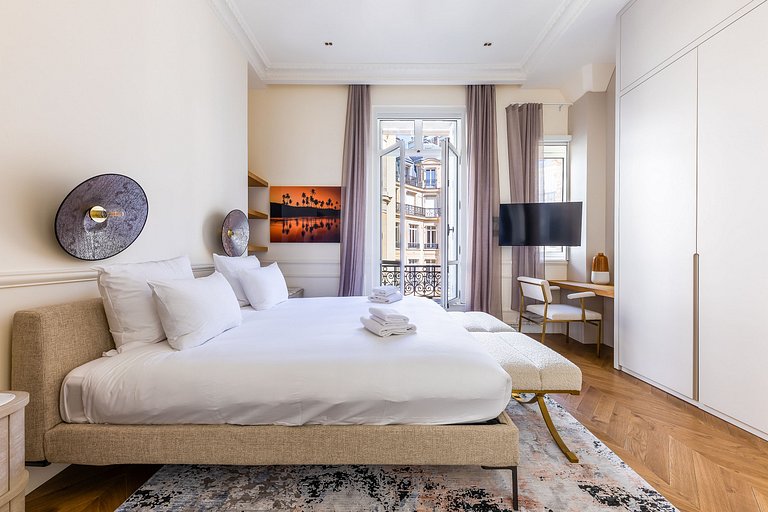 Par011 - Exceptional Apartment – Avenue Montaigne
