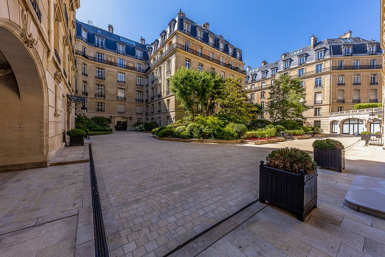 Par011 - Exceptional Apartment – Avenue Montaigne