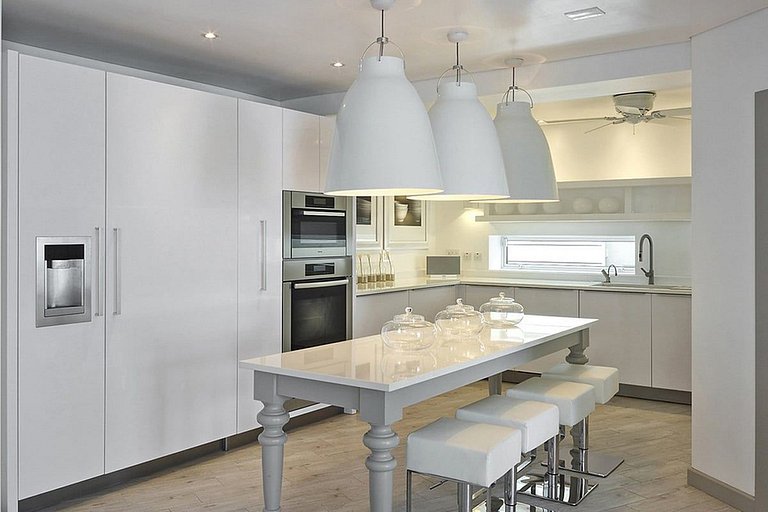 Brb012 – Modern beachfront villa in St. James