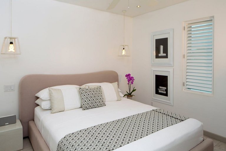 Brb012 – Modern beachfront villa in St. James