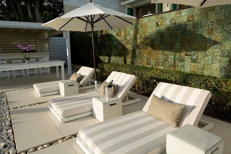 Brb012 – Modern beachfront villa in St. James