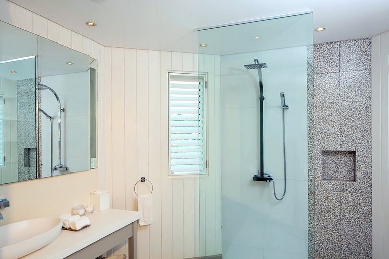 Brb012 – Modern beachfront villa in St. James