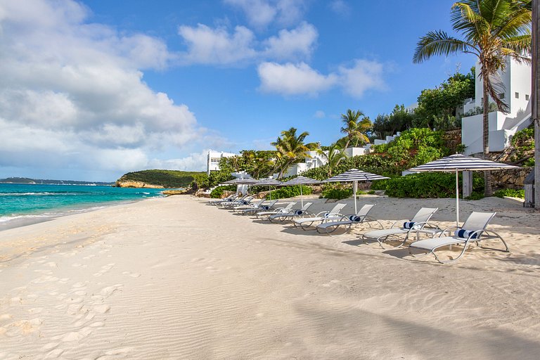 Aia009 – Villa moderna frente al mar en Long Bay Beach