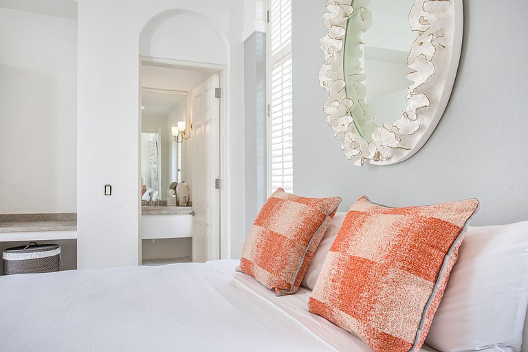 Aia009 – Villa moderne en bord de mer à Long Bay Beach