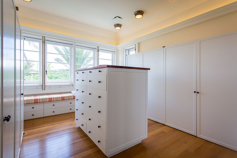 Aia012 – Modern private villa in Long Bay