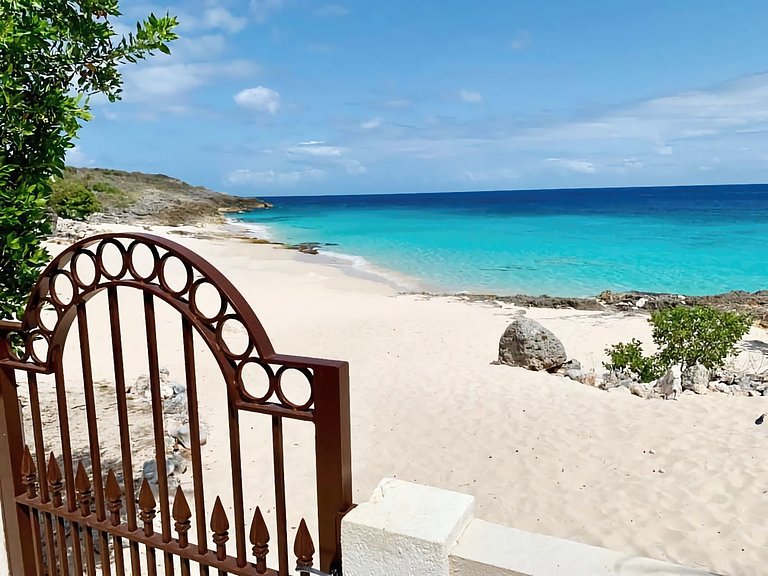 Aia013 – Villa moderna frente al mar en Limestone Bay