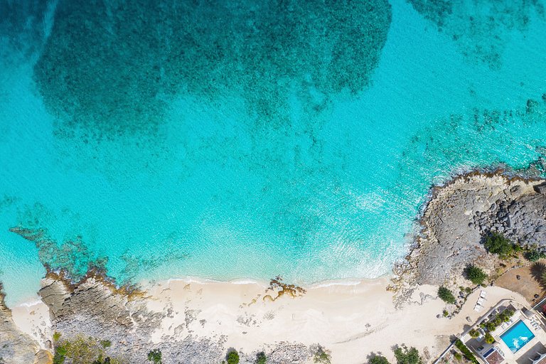 Aia013 – Villa moderne en bord de mer à Limestone Bay