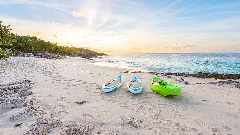 Aia013 – Villa moderna à beira-mar em Limestone Bay
