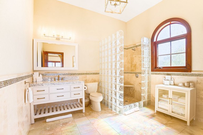 Aia013 – Villa moderne en bord de mer à Limestone Bay