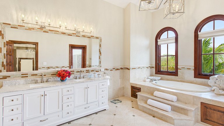 Aia013 – Villa moderna à beira-mar em Limestone Bay