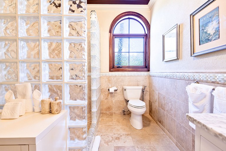 Aia013 – Villa moderna à beira-mar em Limestone Bay