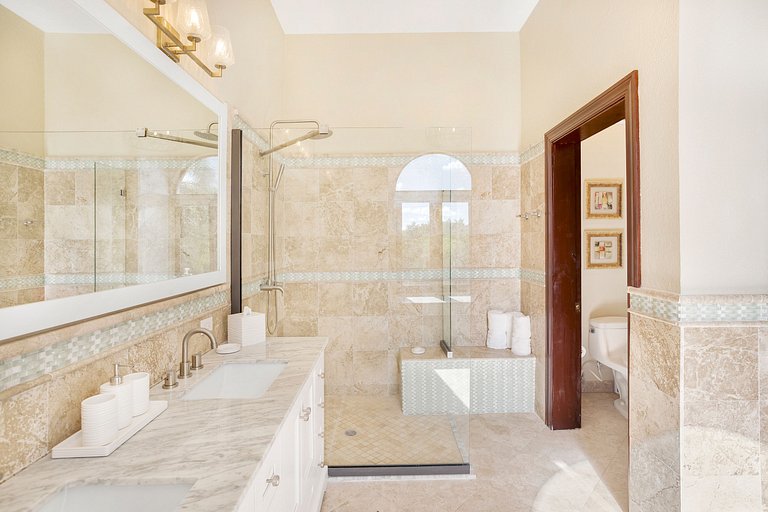 Aia013 – Villa moderna frente al mar en Limestone Bay