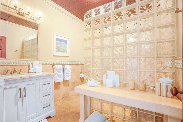 Aia013 – Modern beachfront villa in Limestone Bay