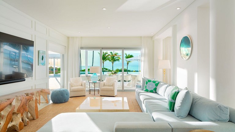 Tci003 – Modern beachfront villa in Grace Bay
