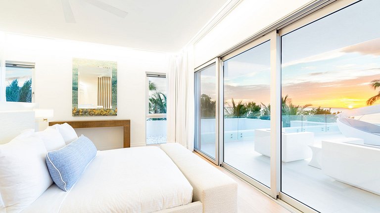 Tci003 – Modern beachfront villa in Grace Bay