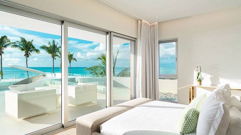 Tci003 – Modern beachfront villa in Grace Bay