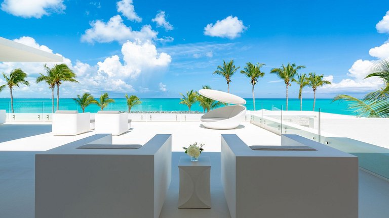 Tci003 – Modern beachfront villa in Grace Bay