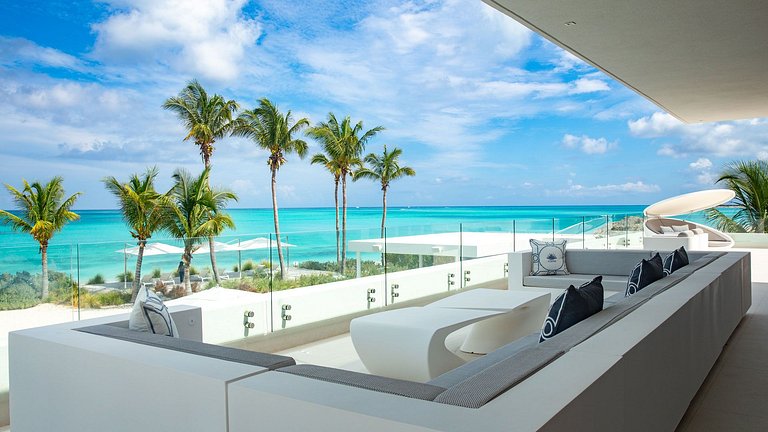 Tci003 – Modern beachfront villa in Grace Bay