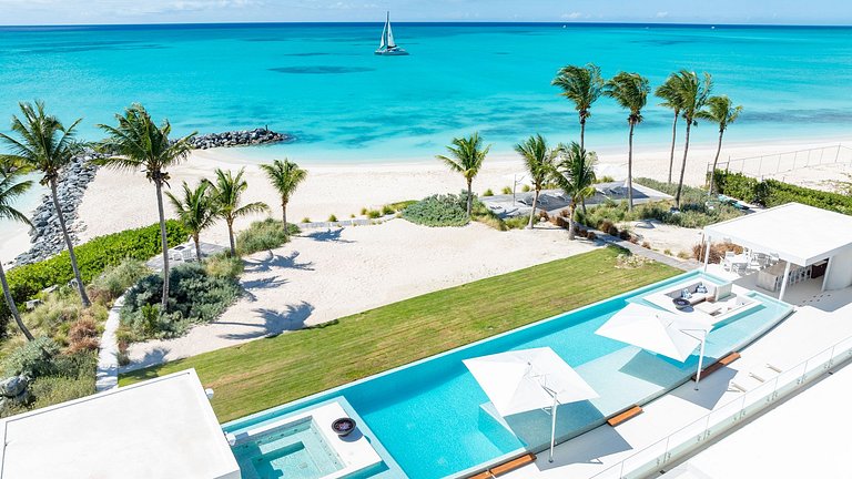 Tci003 – Modern beachfront villa in Grace Bay