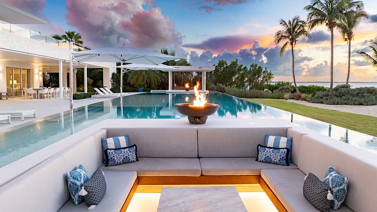 Tci003 – Modern beachfront villa in Grace Bay