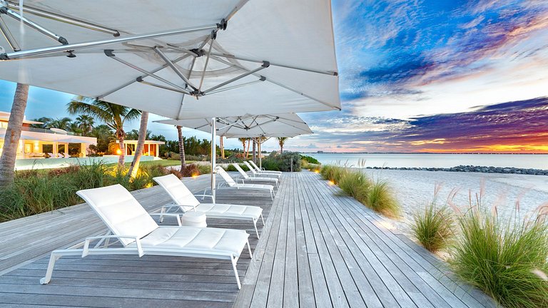 Tci003 – Modern beachfront villa in Grace Bay