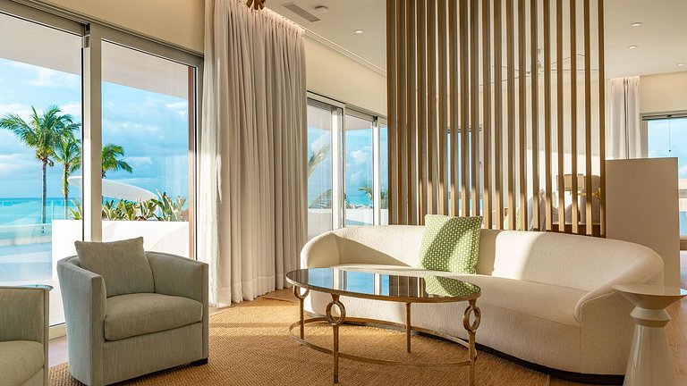 Tci003 – Modern beachfront villa in Grace Bay