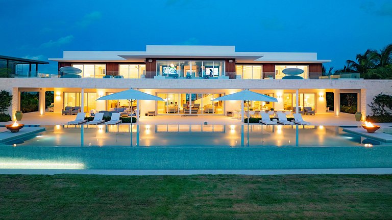 Tci003 – Modern beachfront villa in Grace Bay
