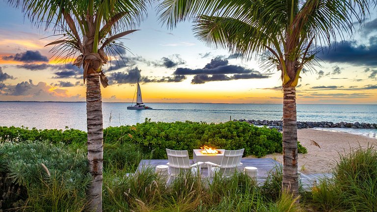 Tci003 – Modern beachfront villa in Grace Bay