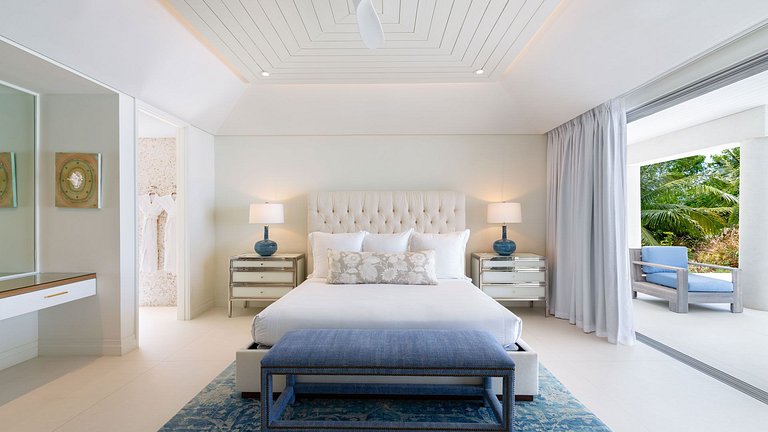 Tci003 – Modern beachfront villa in Grace Bay