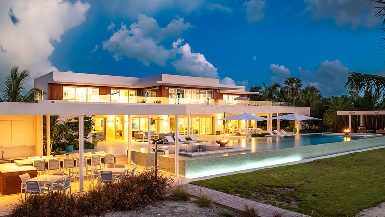 Tci003 – Modern beachfront villa in Grace Bay