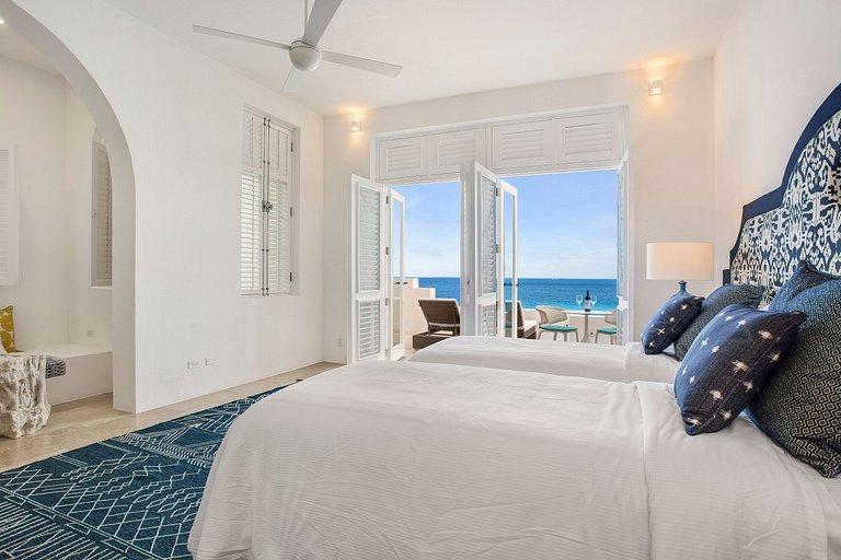 Aia010 – Villa moderne en bord de mer à Long Bay Beach