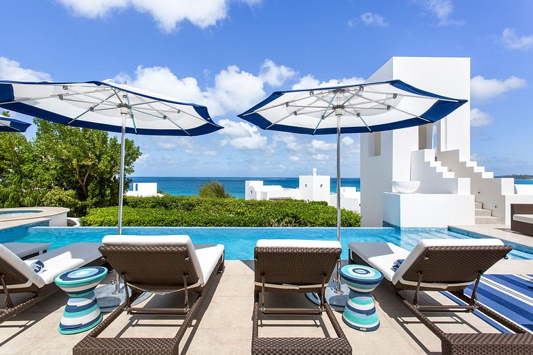 Aia010 – Villa moderne en bord de mer à Long Bay Beach