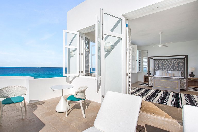 Aia010 – Villa moderne en bord de mer à Long Bay Beach