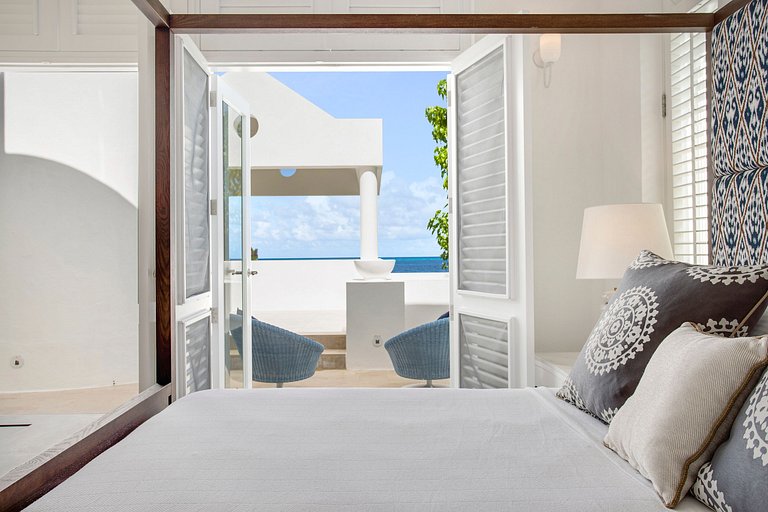 Aia010 – Villa moderna frente al mar en Long Bay Beach