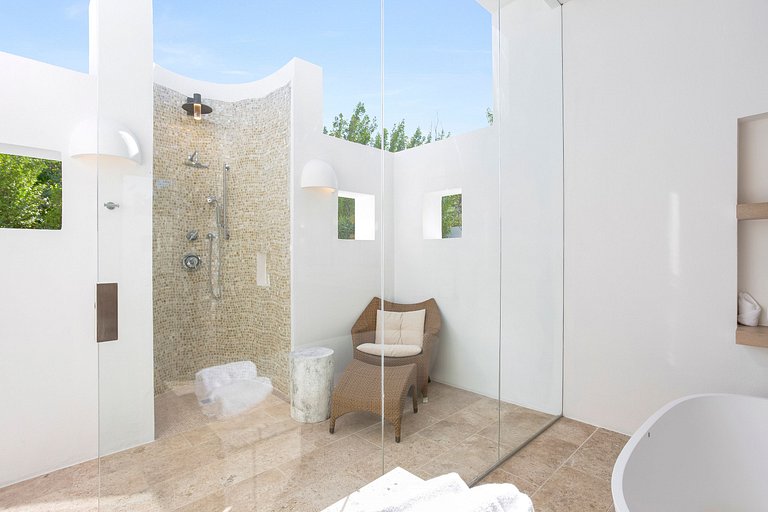 Aia010 – Villa moderna frente al mar en Long Bay Beach