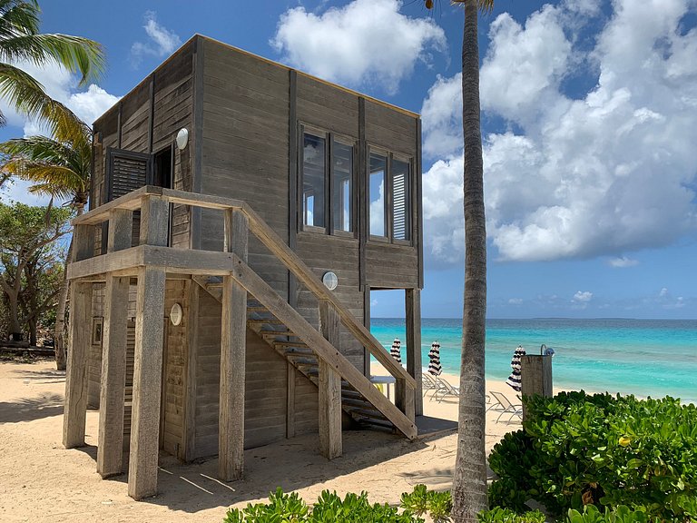 Aia010 – Villa moderne en bord de mer à Long Bay Beach