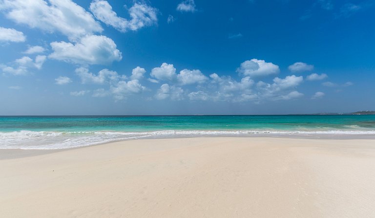 Aia010 – Villa moderna frente al mar en Long Bay Beach