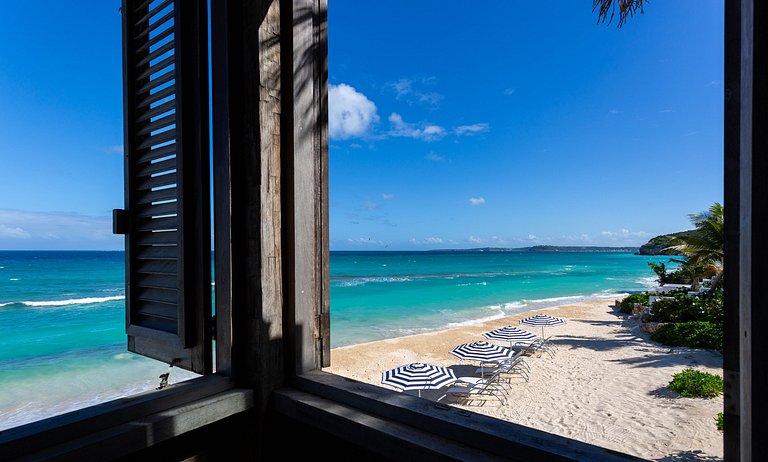 Aia010 – Villa moderne en bord de mer à Long Bay Beach