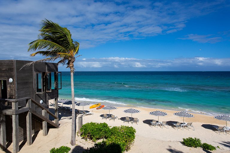 Aia010 – Villa moderna frente al mar en Long Bay Beach