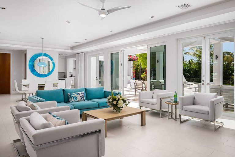 Tci014 – Contemporary coastal villa near Grace Bay