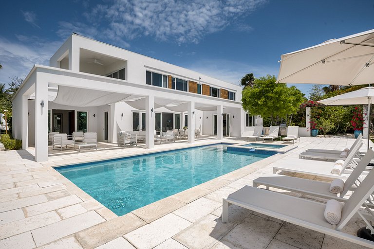 Tci014 – Contemporary coastal villa near Grace Bay