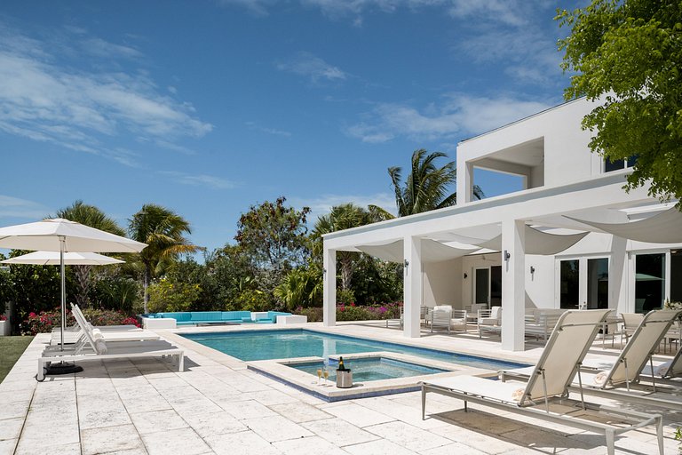 Tci014 – Contemporary coastal villa near Grace Bay