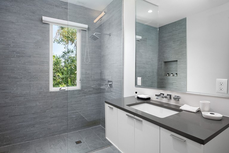 Tci014 – Contemporary coastal villa near Grace Bay