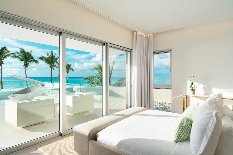 Tci003 – Modern beachfront villa in Grace Bay