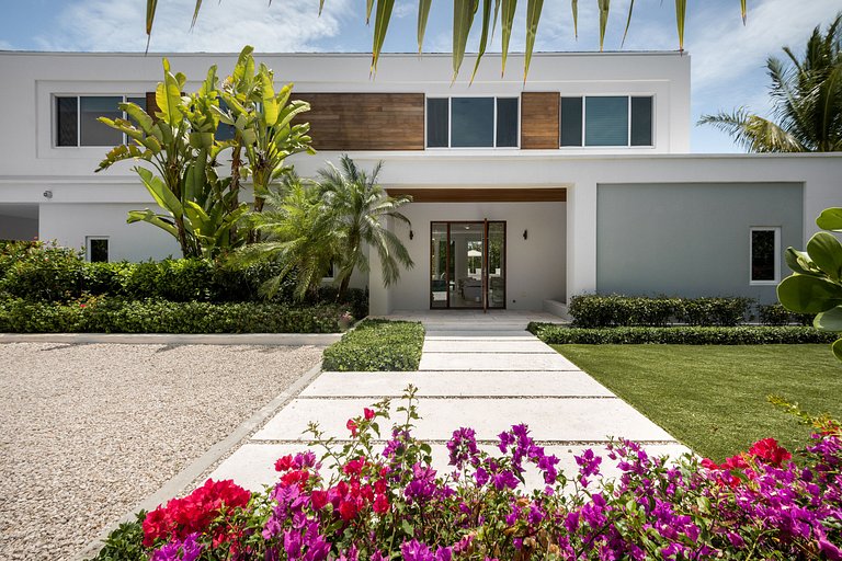 Tci014 – Contemporary coastal villa near Grace Bay