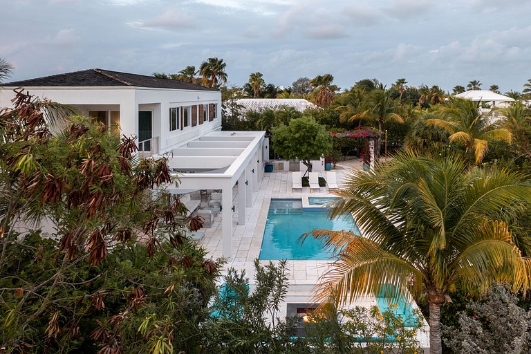Tci014 – Contemporary coastal villa near Grace Bay