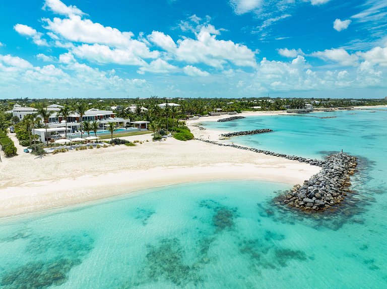 Tci003 – Modern beachfront villa in Grace Bay