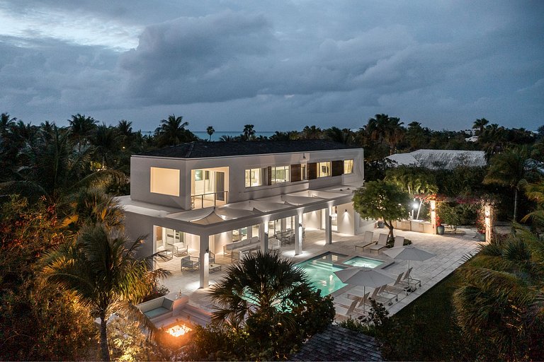 Tci014 – Contemporary coastal villa near Grace Bay