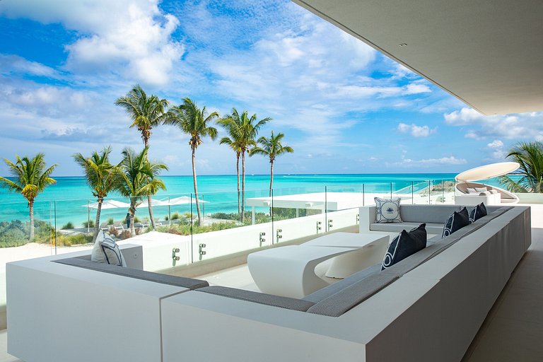 Tci003 – Modern beachfront villa in Grace Bay